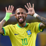 Neymar retorna ao Brasil para assumir a camisa 10 no Santos F.C
