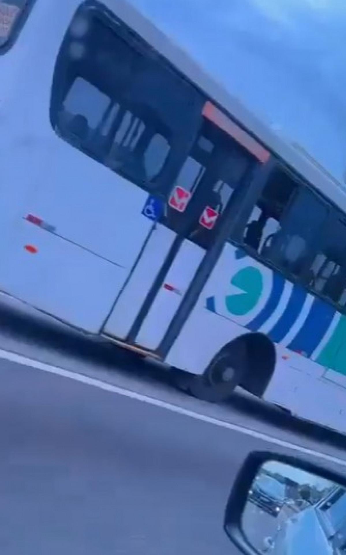 Ônibus coletivo é visto circulando com uma roda faltando no RJ