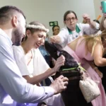 Paciente com câncer recebe festa surpresa com cão de terapia e casamento