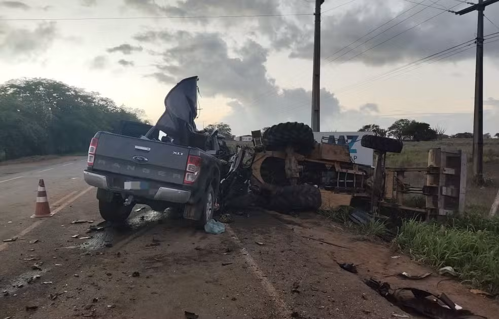 Duas pessoas ficaram feridas e uma morreu após colisão entre caminhonete e trator em Nossa Senhora da Glória Duas pessoas ficaram feridas e uma morreu após colisão entre caminhonete e trator em Nossa Senhora da Glória