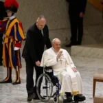 Vaticano ensaia funeral do Papa Francisco e jornal italiano afirma que pontífice está morrendo e já recebeu extrema-unção