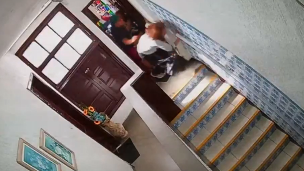 Idosa é empurrada em escada durante discussão com síndica do prédio no RJ Idosa é empurrada em escada durante discussão com síndica do prédio no RJ