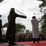Casal homossexual é açoitado em praça pública na Indonésia