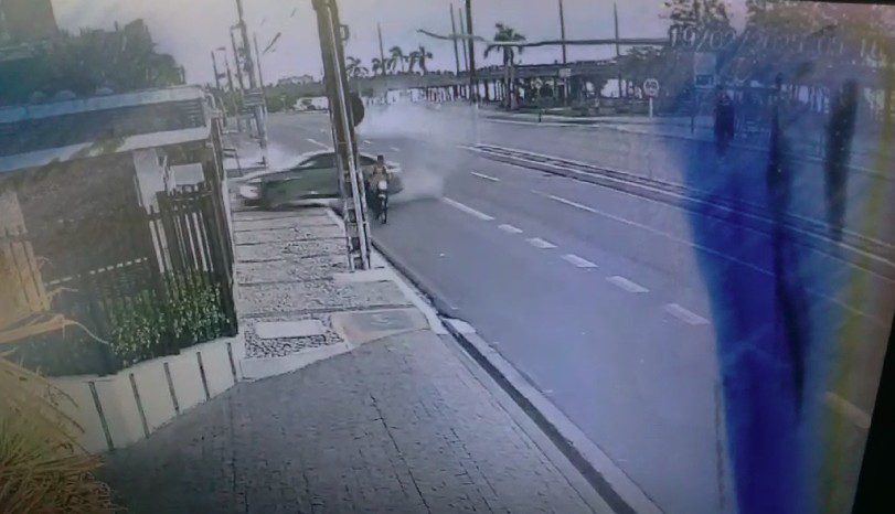 veja momento em que motociclista é atingido por carro de luxo em acidente na 13 de julho