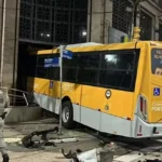 Em um racha, idoso bate em ônibus e coletivo atinge agência bancária
