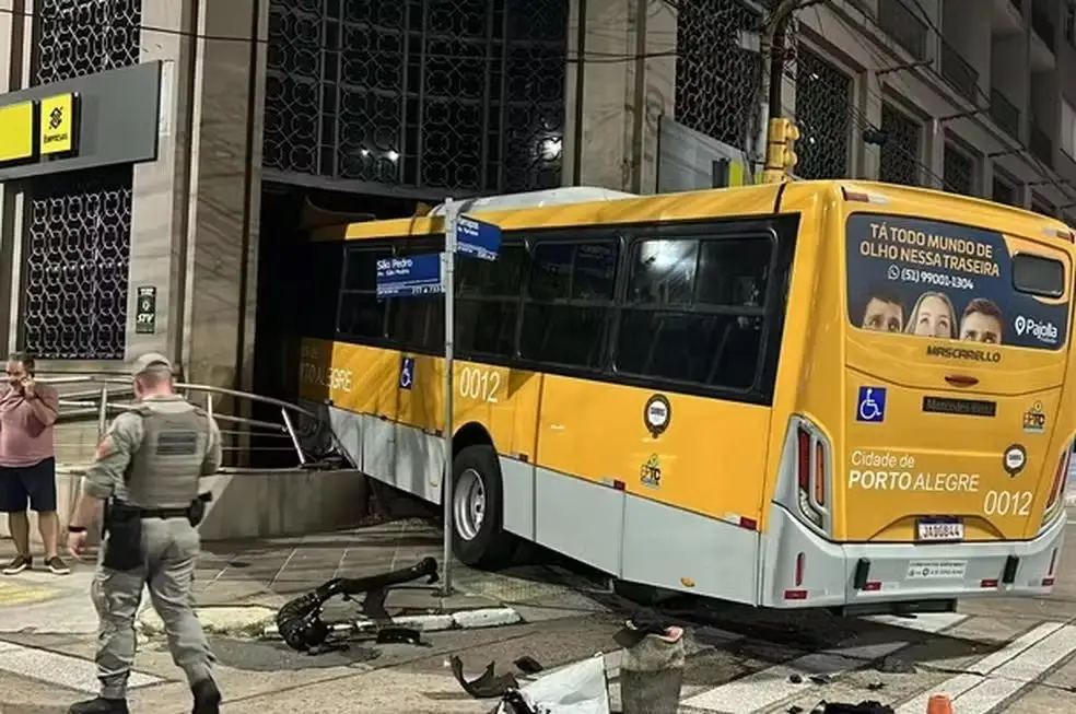 Em um racha, idoso bate em ônibus e coletivo atinge agência bancária Em um racha, idoso bate em ônibus e coletivo atinge agência bancária