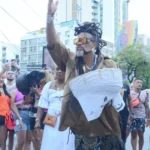 Já é carnaval! Salvador tem abertura da comemoração dos 40 anos do Axé Music com Carlinhos Brown jogando pipoca na multidão