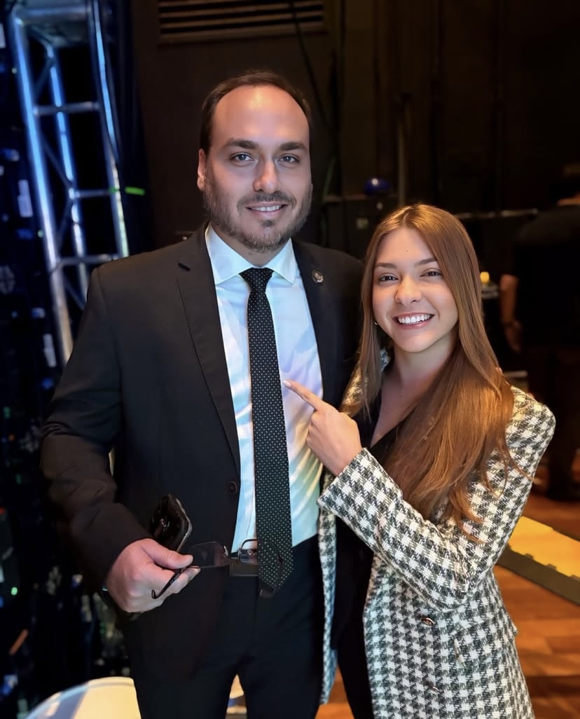 “[Brasil] Não vive mais em Democracia” diz Carlos Bolsonaro durante evento do PL em Brasília; vereadora aracajuana Moana Valadares estava presente no momento