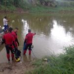 Bombeiros resgatam corpo de homem que se afogou e desapareceu no Rio Vaza-Barris em Itaporanga