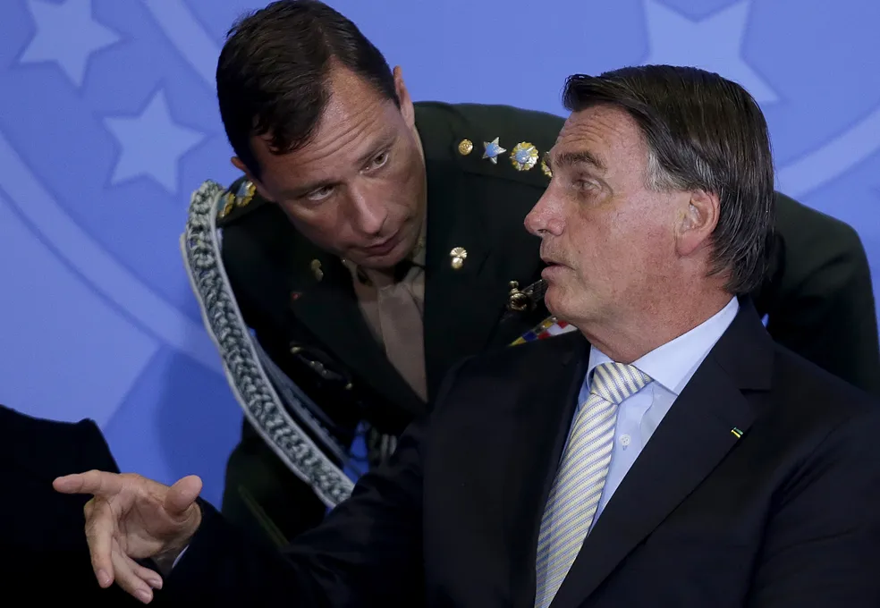Em delação, Mauro Cid relata que, ao lado do pai, repassou US$ 86 mil a Bolsonaro da venda de joias e relógios Em delação, Mauro Cid relata que, ao lado do pai, repassou US$ 86 mil a Bolsonaro da venda de joias e relógios