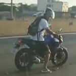 Motociclista furta celular de agente que morreu durante troca de tiros
