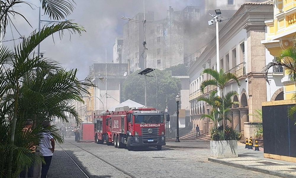 Incêndio atinge a Câmara Municipal de Salvador Incêndio atinge a Câmara Municipal de Salvador