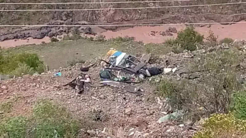 Ônibus cai de abismo e deixa 30 pessoas mortas na Bolívia Ônibus cai de abismo e deixa 30 pessoas mortas na Bolívia
