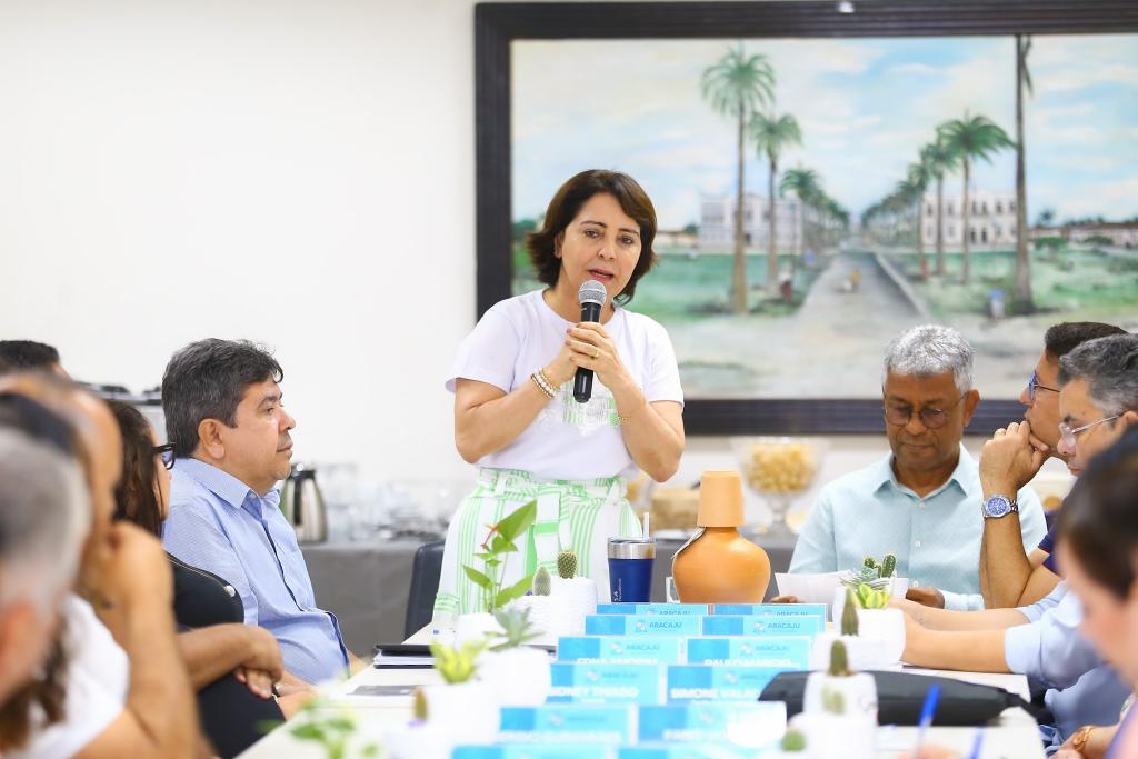 Prefeita Emília Corrêa reúne secretariado para atualização de propostas do plano de 100 dias