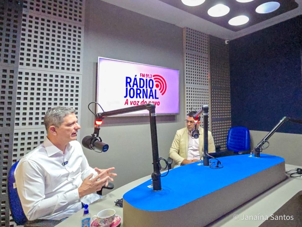 Senador Rogério Carvalho destaca avanços do Governo Lula em entrevista ao radialista Júnior de Santinha