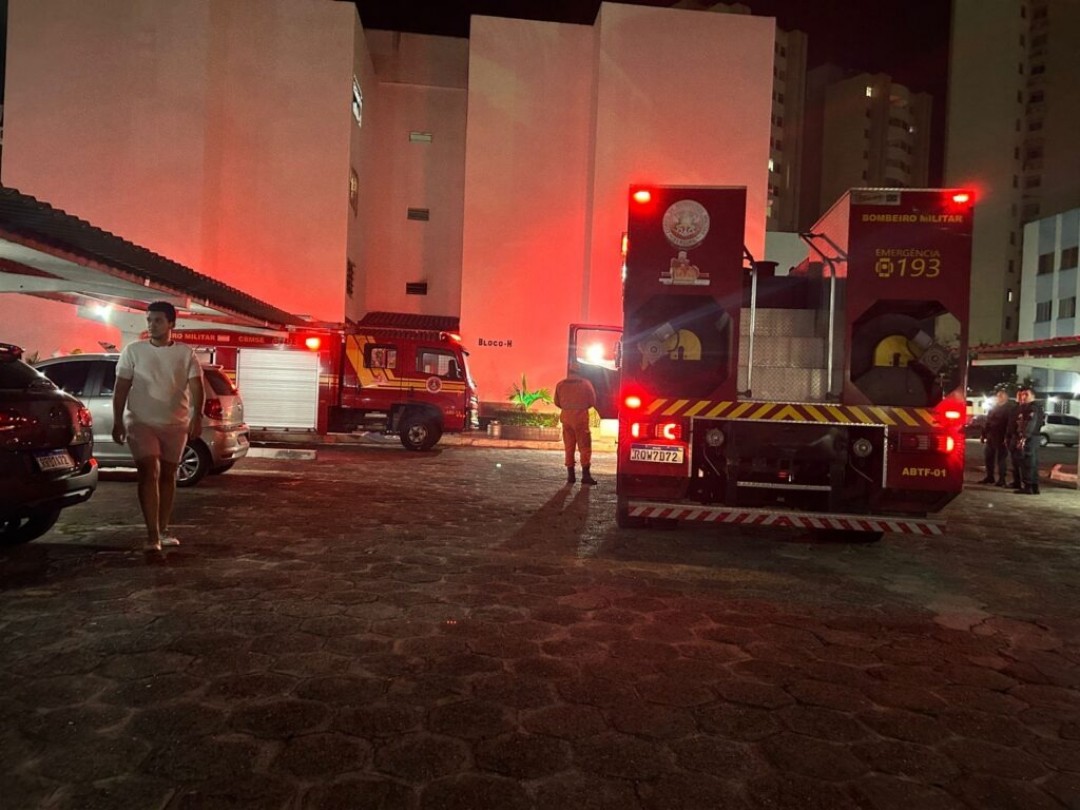 Jovem de 26 anos morre durante incêndio e o corpo foi encontrado com ferimentos de faca Jovem de 26 anos morre durante incêndio e o corpo foi encontrado com ferimentos de faca