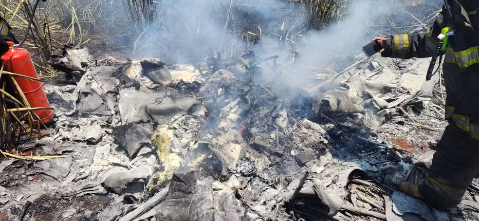 Cai mais um avião e acidente deixa duas pessoas mortas Cai mais um avião e acidente deixa duas pessoas mortas