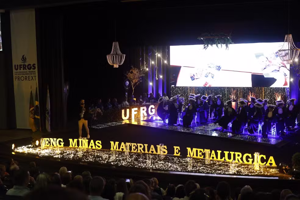 Aluno vai colar grau na UFRGS com suástica pintada no rosto e instituição proíbe sua participação