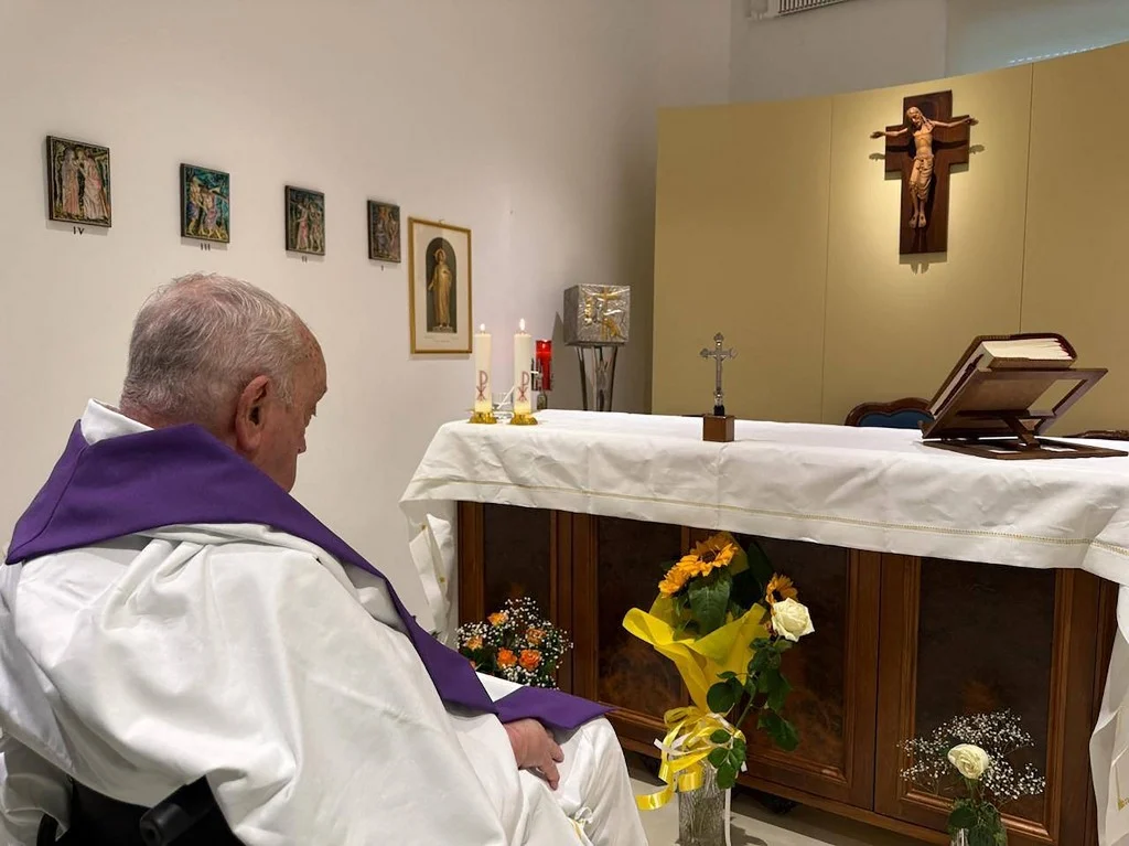 Vaticano publica primeira foto do Papa desde hospitalização