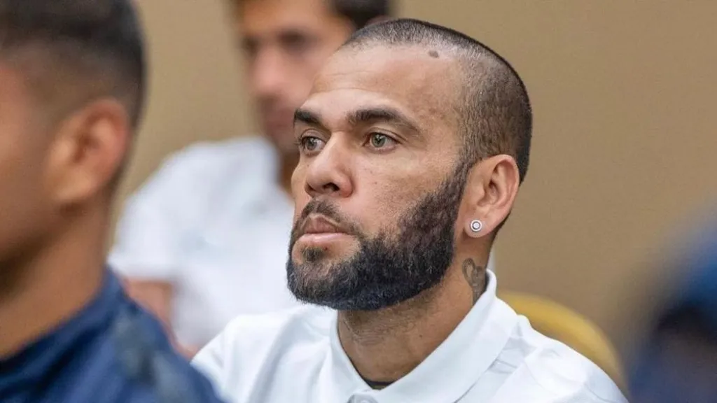 Ex-jogador Daniel Alves é absolvido de acusação sobre agressão sexual na Espanha