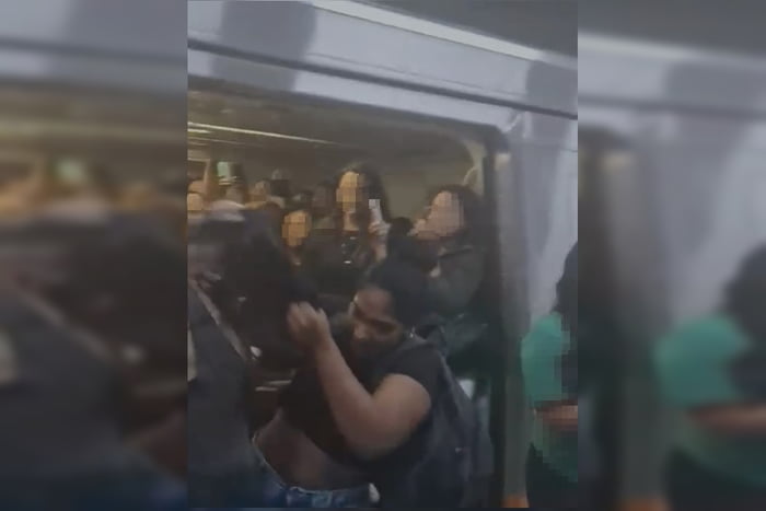 Passageiras brigam em vagão feminino durante horário de pico