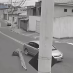 Homem é atropelado após ser derrubado de escada enquanto consertava fiação telefônica em SP