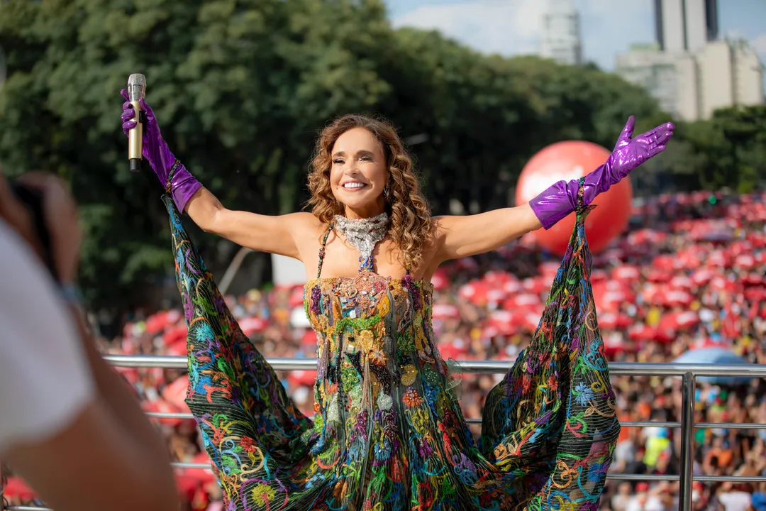 Daniela Mercury constrange fãs ao desconvidá-los de brincadeira em SP Daniela Mercury constrange fãs ao desconvidá-los de brincadeira em SP