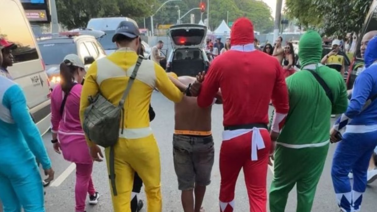Policiais de São Paulo fantasiam-se de Power Ranger no meio da multidão de foliões e prendem ladrão Policiais de São Paulo fantasiam-se de Power Ranger no meio da multidão de foliões e prendem ladrão