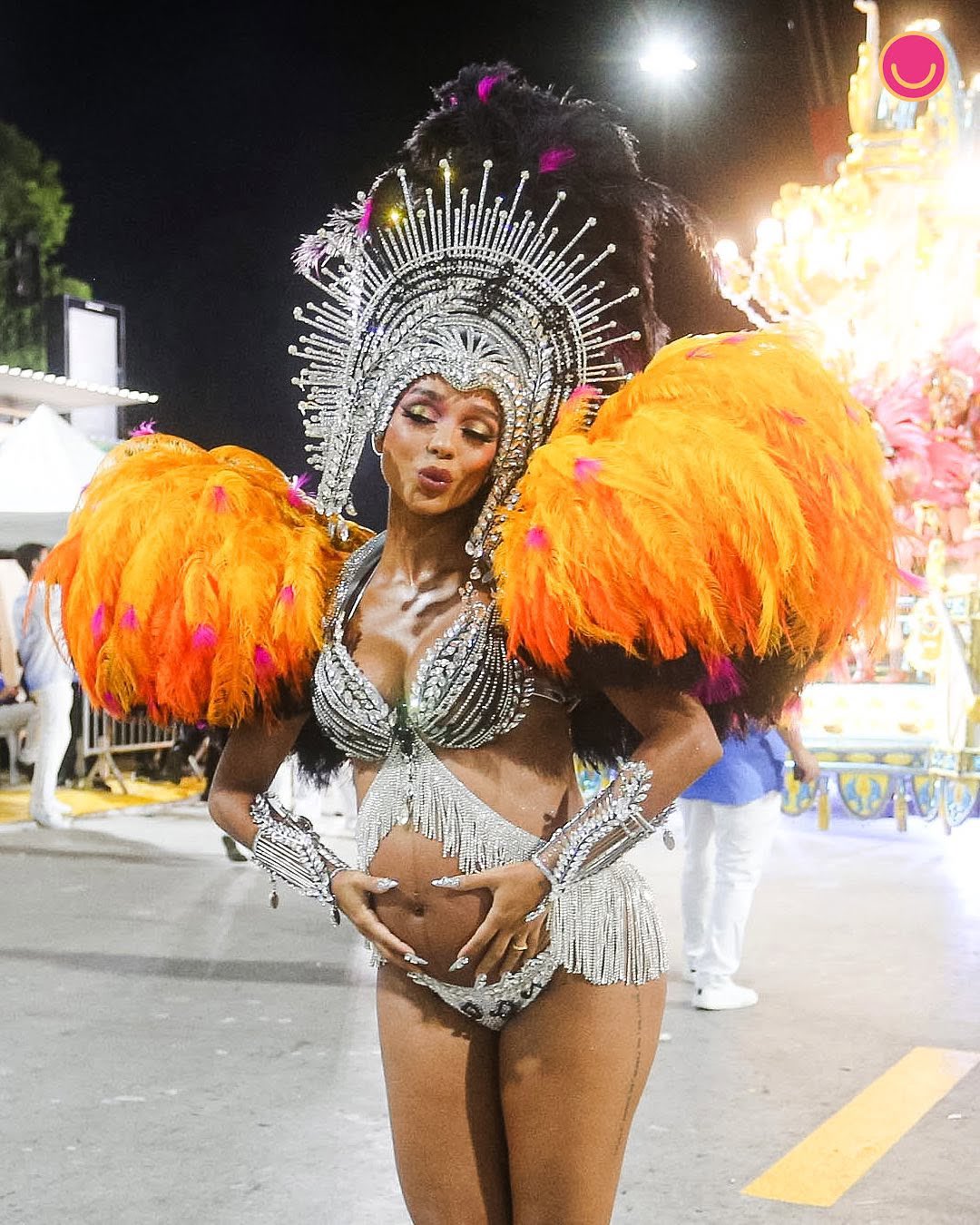 Grávida, Brunna Gonçalves, esposa de Ludmilla, dá um show na Sapucaí