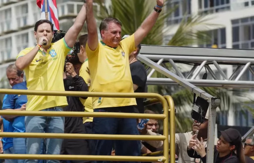 Em ato pró-anistia de Jair Bolsonaro, Rodrigo Valadares declara que a “anistia está mais viva do que nunca e vamos aprovar”