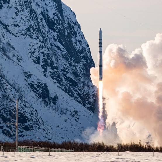 Foguete alemão explode 18 segundos após decolar na Noruega Foguete alemão explode 18 segundos após decolar na Noruega