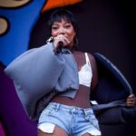 Ludmilla ousa ao brincar de striptease durante show de carnaval