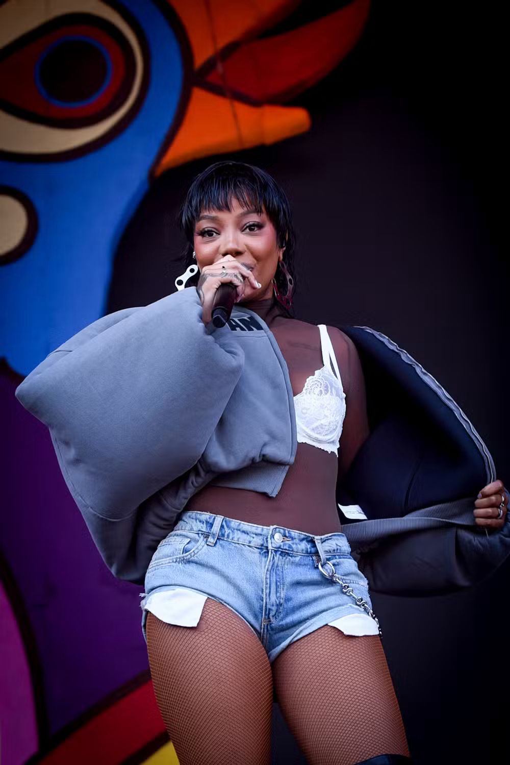 Ludmilla ousa ao brincar de striptease durante show de carnaval