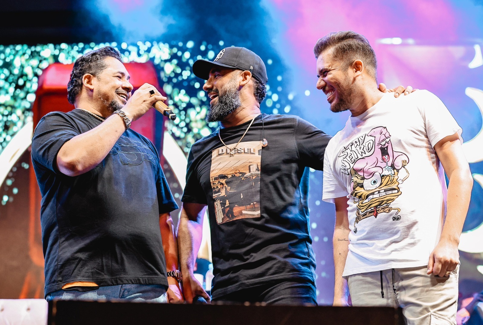 Luan Estilizado, Raí Saia Rodada e Zezo reúnem imprensa nacional em coletiva e falam sobre a gravação do 2º DVD “À Vontade” Luan Estilizado, Raí Saia Rodada e Zezo reúnem imprensa nacional em coletiva e falam sobre a gravação do 2º DVD “À Vontade”