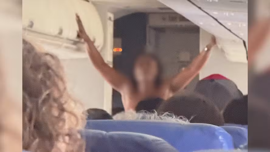 Passageira fica nua antes de decolagem e atrasa voo Passageira fica nua antes de decolagem e atrasa voo