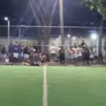Homem é executado durante partida de futebol e transmissão do jogo registra desespero dos presentes no RJ