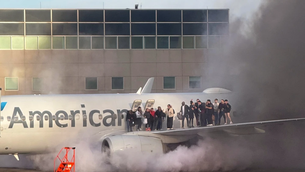 Avião da American Airlines pega fogo durante taxiamento e passageiros precisam ficar amontoados nas asas da aeronave nos EUA