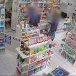 Funcionária de farmácia escapa de abuso sexual ao trancar a porta do banheiro