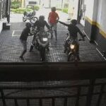 Motorista é cercado por criminosos e tem moto de luxo roubada em garagem