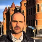 Eduardo Bolsonaro anuncia que irá se licenciar de cargo para permanecer nos EUA