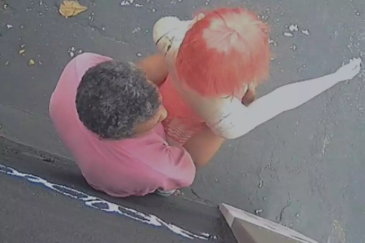 Homem é flagrado se masturbando em manequim de sex shop em São Paulo