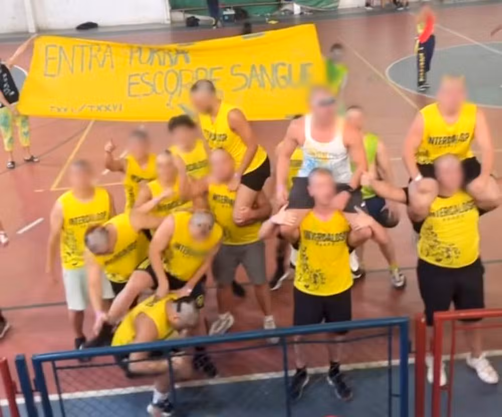 Alunos de medicina revivem hino com alusão ao crime de estupro durante jogo universitário Alunos de medicina revivem hino com alusão ao crime de estupro durante jogo universitário