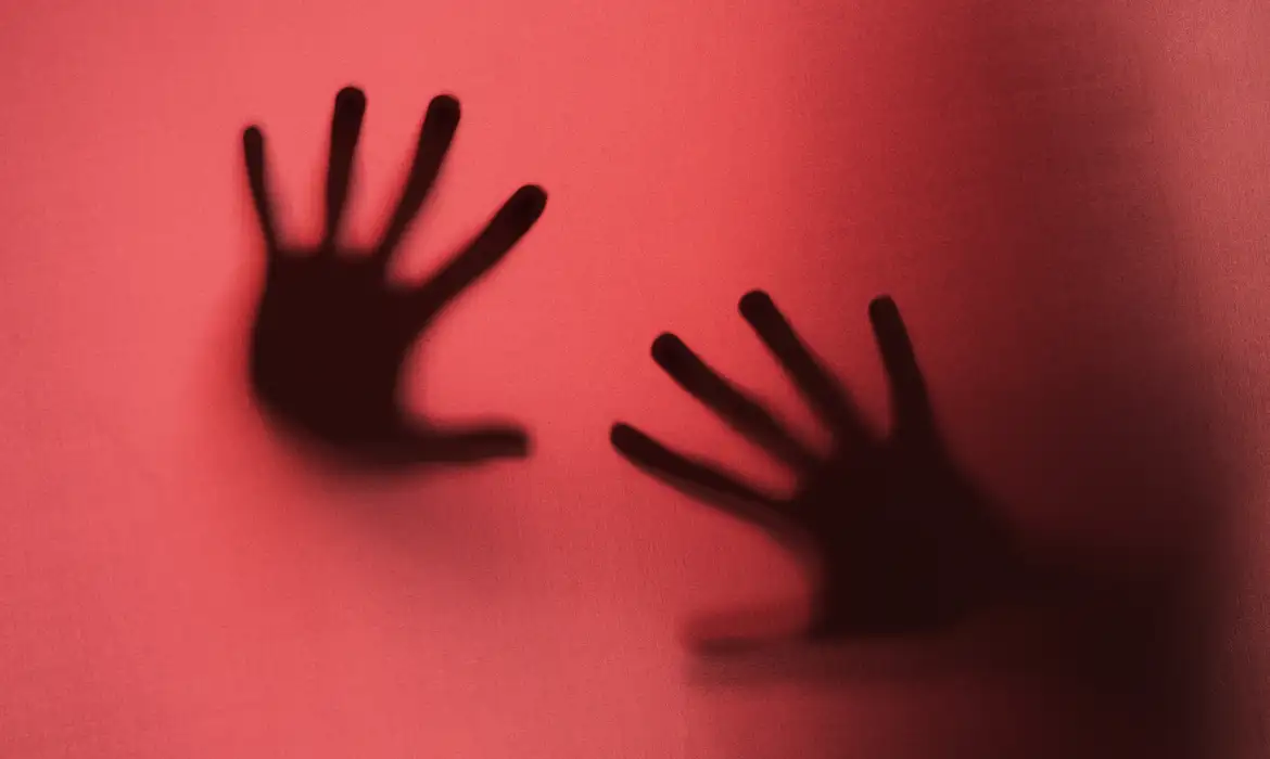 Pai é preso após filha denunciar estupro cometido por ele e mostrar-lhe pornografia durante o ato em MT Pai é preso após filha denunciar estupro cometido por ele e mostrar-lhe pornografia durante o ato em MT