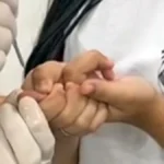 Professor utiliza a mesma agulha em todos os 44 alunos para fazer atividade sanguínea em sala de aula no ES