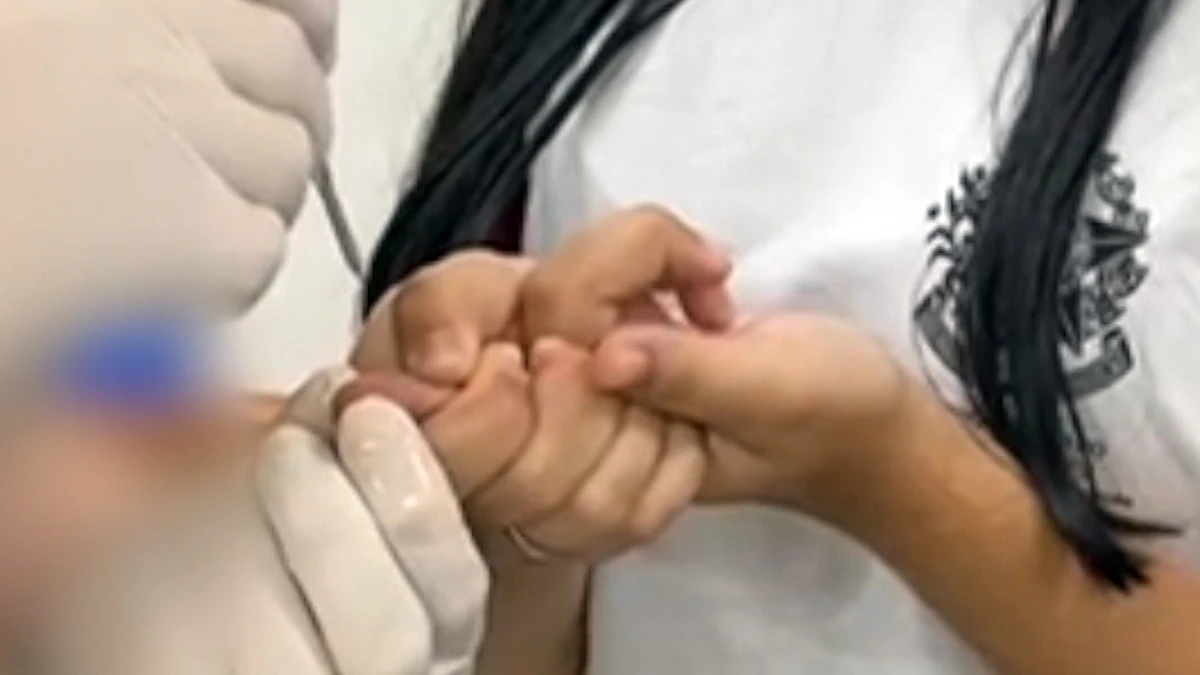 Professor utiliza a mesma agulha em todos os 44 alunos para fazer atividade sanguínea em sala de aula no ES Professor utiliza a mesma agulha em todos os 44 alunos para fazer atividade sanguínea em sala de aula no ES