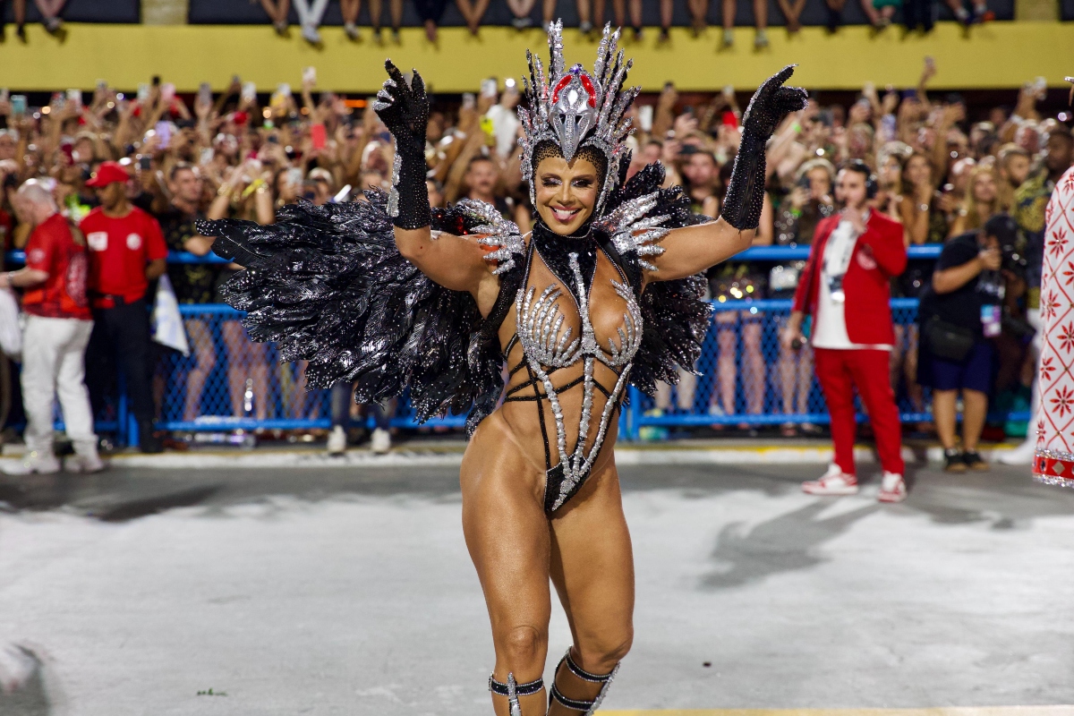 ‘Rainha das Rainhas’: vestida de carcará, Viviane Araújo completa 30 anos de desfiles de carnaval ‘Rainha das Rainhas’: vestida de carcará, Viviane Araújo completa 30 anos de desfiles de carnaval