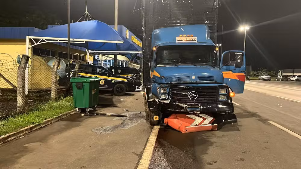 Caminhoneiro joga caminhão em posto da PRF como forma de protesto