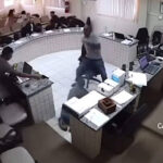 Homem interrompe julgamento para atirar no assassino do pai