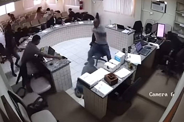 Homem interrompe julgamento para atirar no assassino do pai Homem interrompe julgamento para atirar no assassino do pai