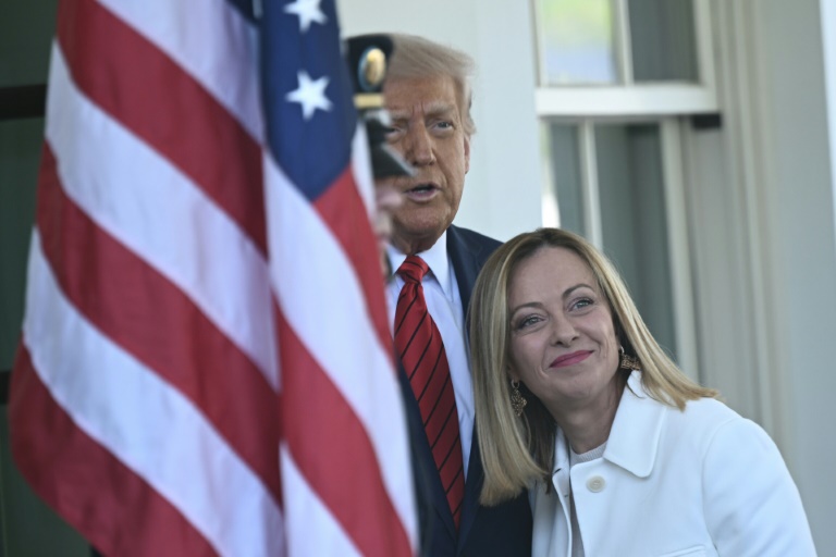 Em encontro com a Primeira-Ministra italiana, Trump vê possível “ponte” na volta da parceria entre União Europeia e Estados Unidos Em encontro com a Primeira-Ministra italiana, Trump vê possível “ponte” na volta da parceria entre União Europeia e Estados Unidos